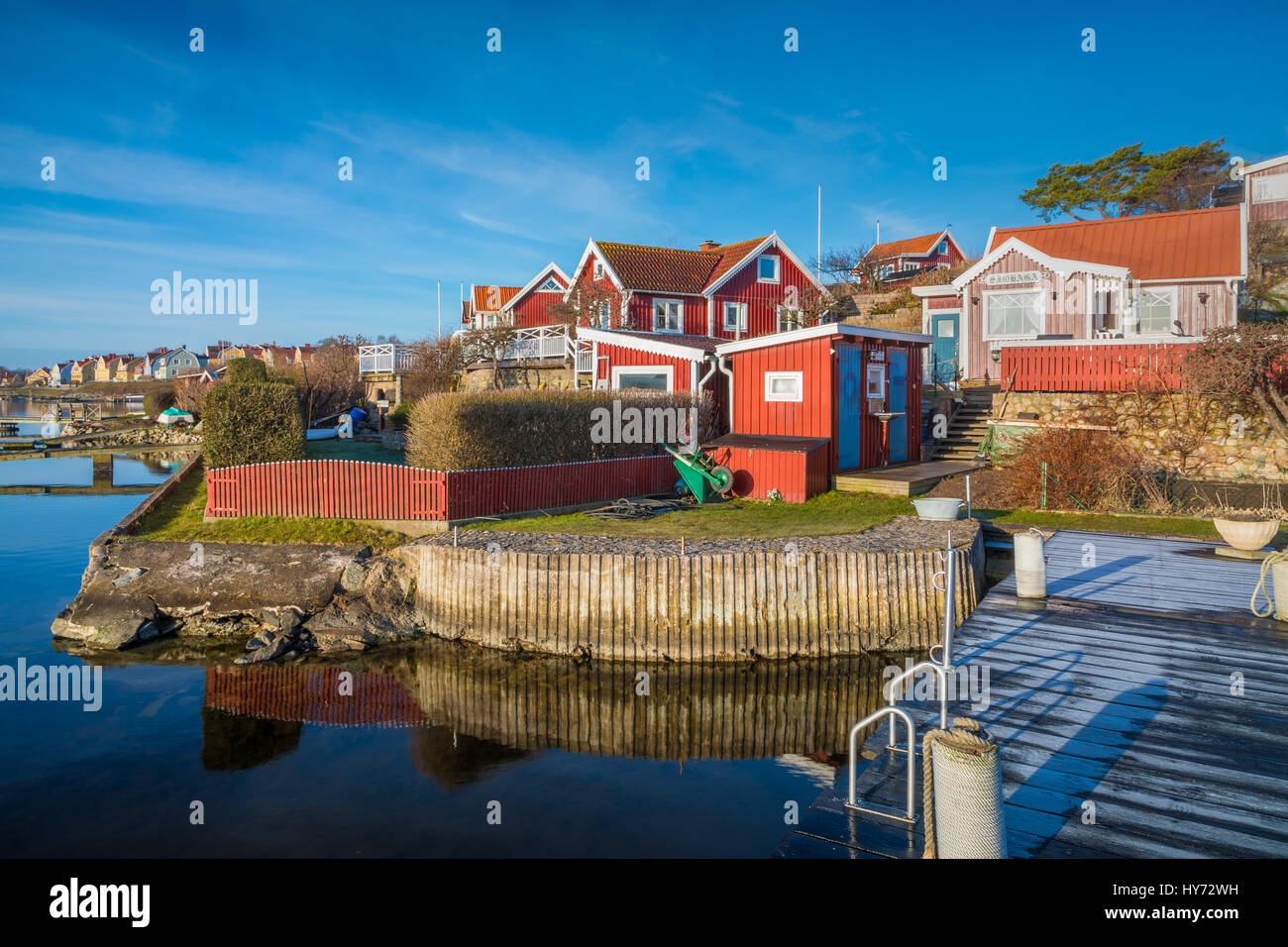 Typisch schwedische Katen in Karlskona, Schweden... Karlskrona ist eine Ortschaft und der Sitz der Gemeinde Karlskrona, Blekinge Grafschaft, Schweden. Stockfoto