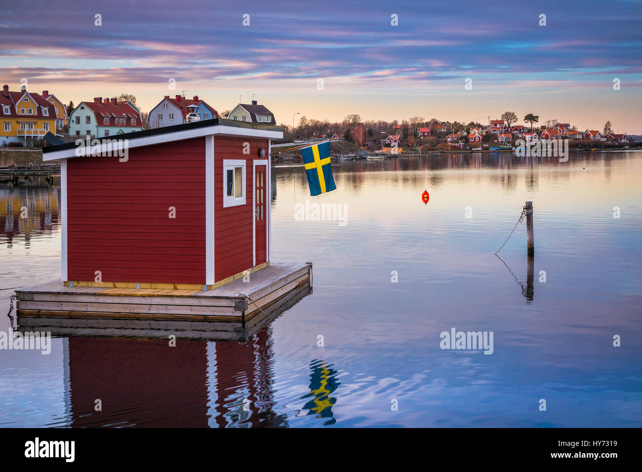 Schwimmende Sauna in Karlskona, Schweden... Karlskrona ist eine Ortschaft und der Sitz der Gemeinde Karlskrona, Blekinge Grafschaft, Schweden. Stockfoto