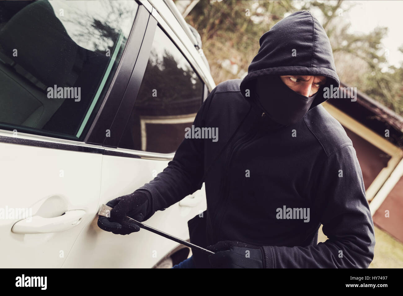 Kfz-Diebstahl - Dieb versucht, in das Fahrzeug zu brechen Stockfoto