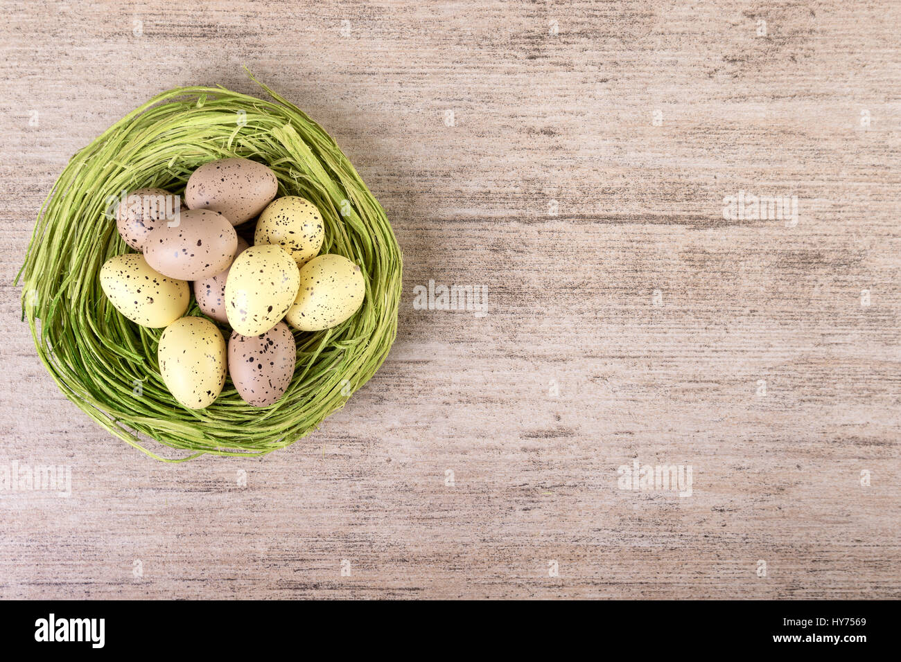 Ostereier im grünen nest Draufsicht.  Vintage Ostern Dekoration-Pastell-Farben Stockfoto