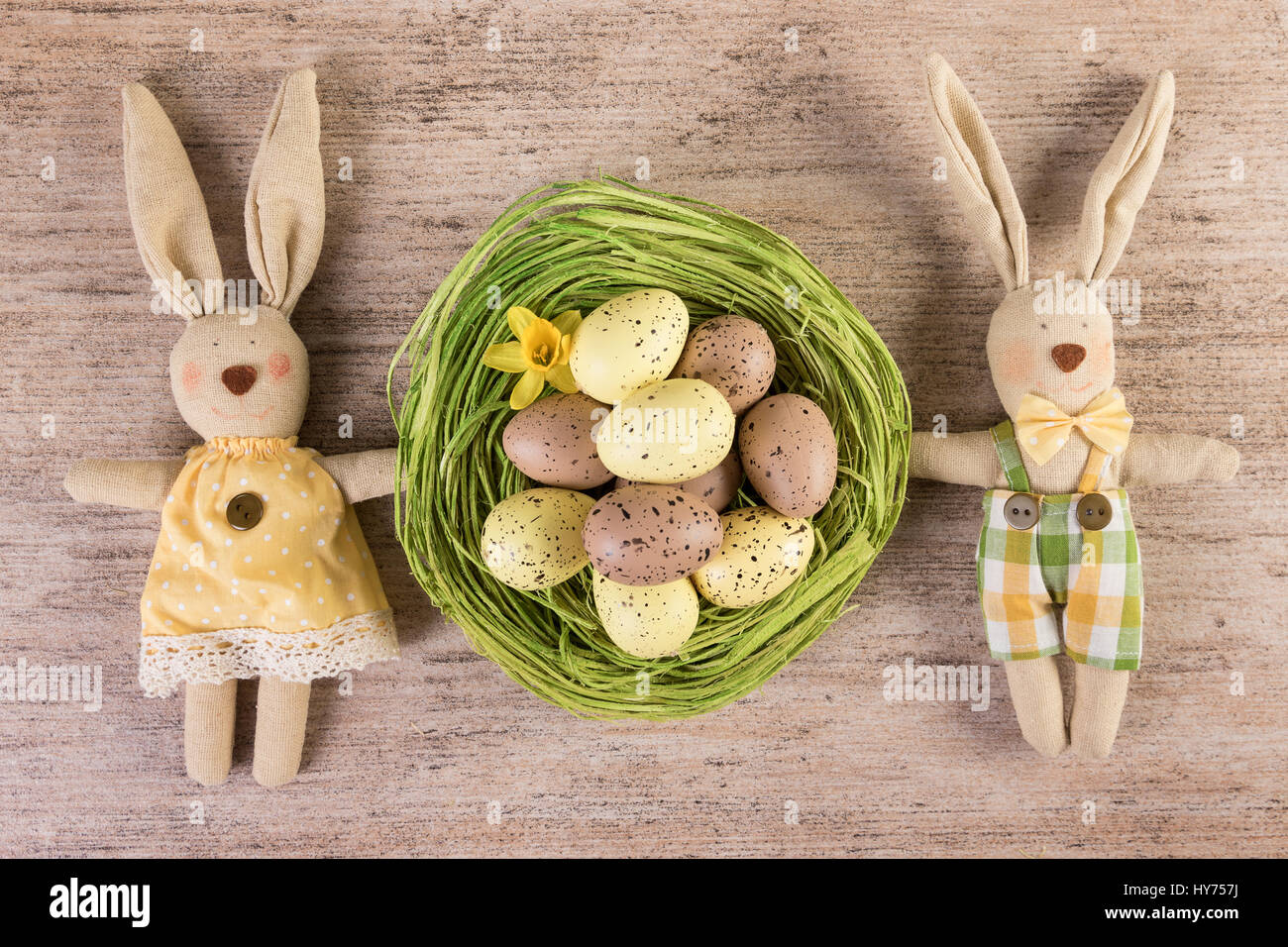 Osterhase mit Ostereiern grünen nest Dekoration auf braunem Hintergrund Stockfoto