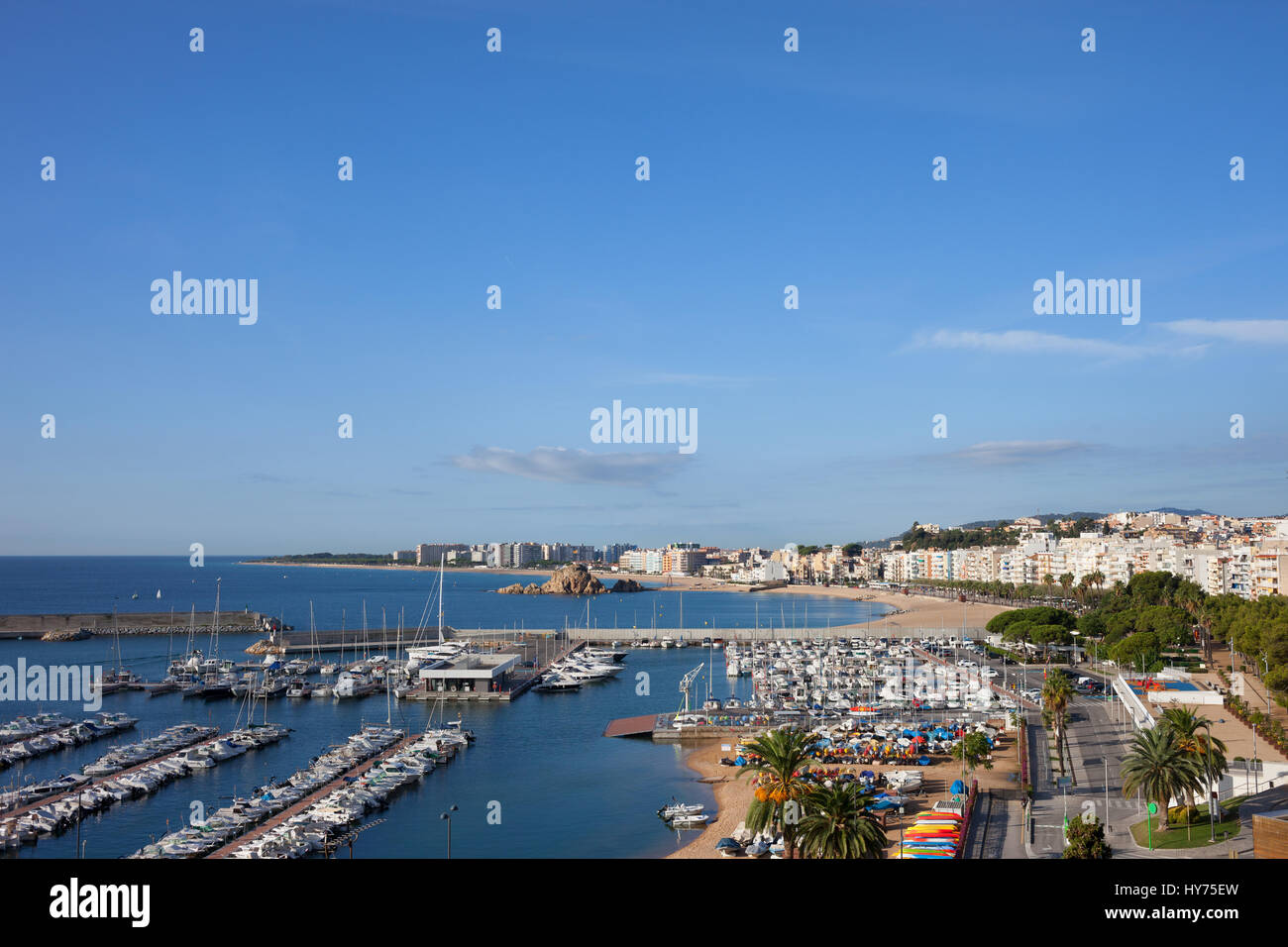 Blanes in Spanien, Ferienort an der Costa Brava am Mittelmeer, über Marina und Stadtbild sehen. Stockfoto