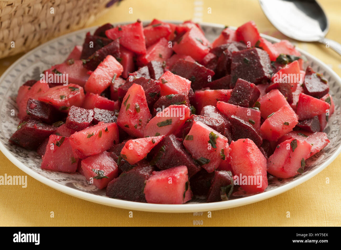 Schale mit marokkanischer Salat mit Rüben und Kartoffeln hautnah ...