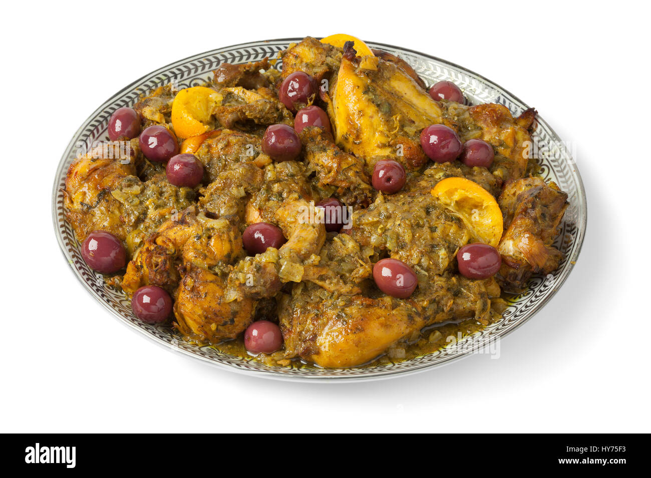 Marokkanische Gericht mit Huhn, bewahrt Zitronen- und violette Oliven auf weißem Hintergrund Stockfoto