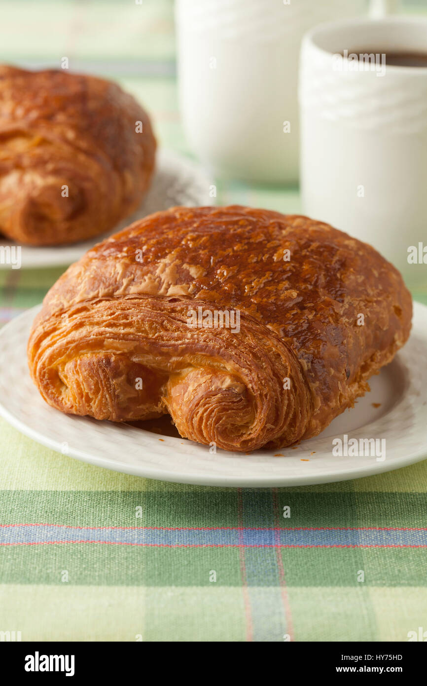 Frische französische Schoko-Croissant zum Frühstück Stockfoto