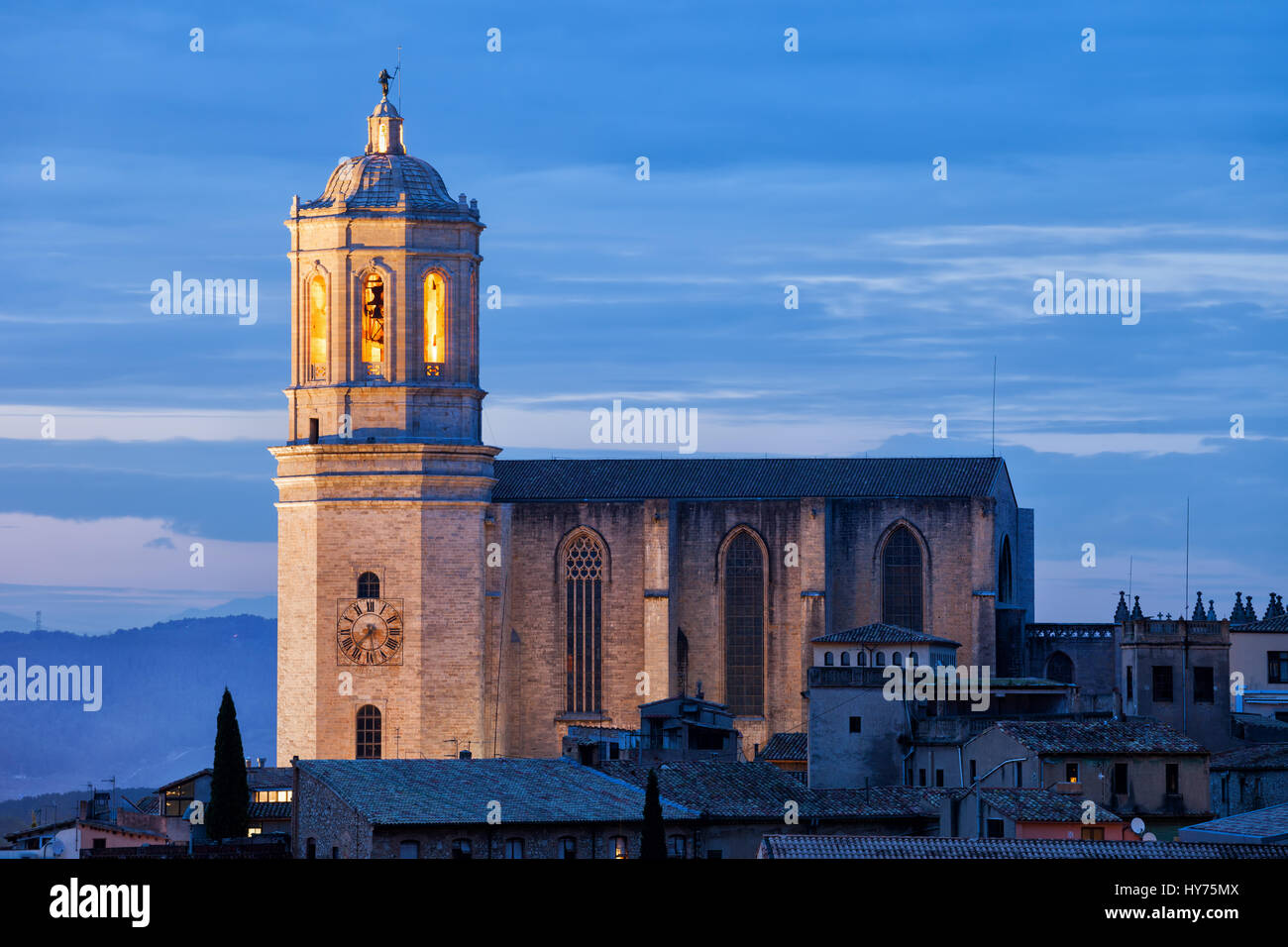 Spanien, Kathedrale von Girona (von Saint Mary, Catedral de Santa Maria de Girona) bei Dämmerung, Wahrzeichen der Stadt. Stockfoto