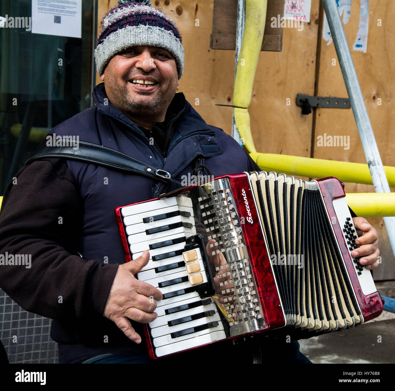 Straßenmusiker spielen Akkordeon. Ein regelmäßiger Straßenkünstler in Shrewsbury town Stockfoto