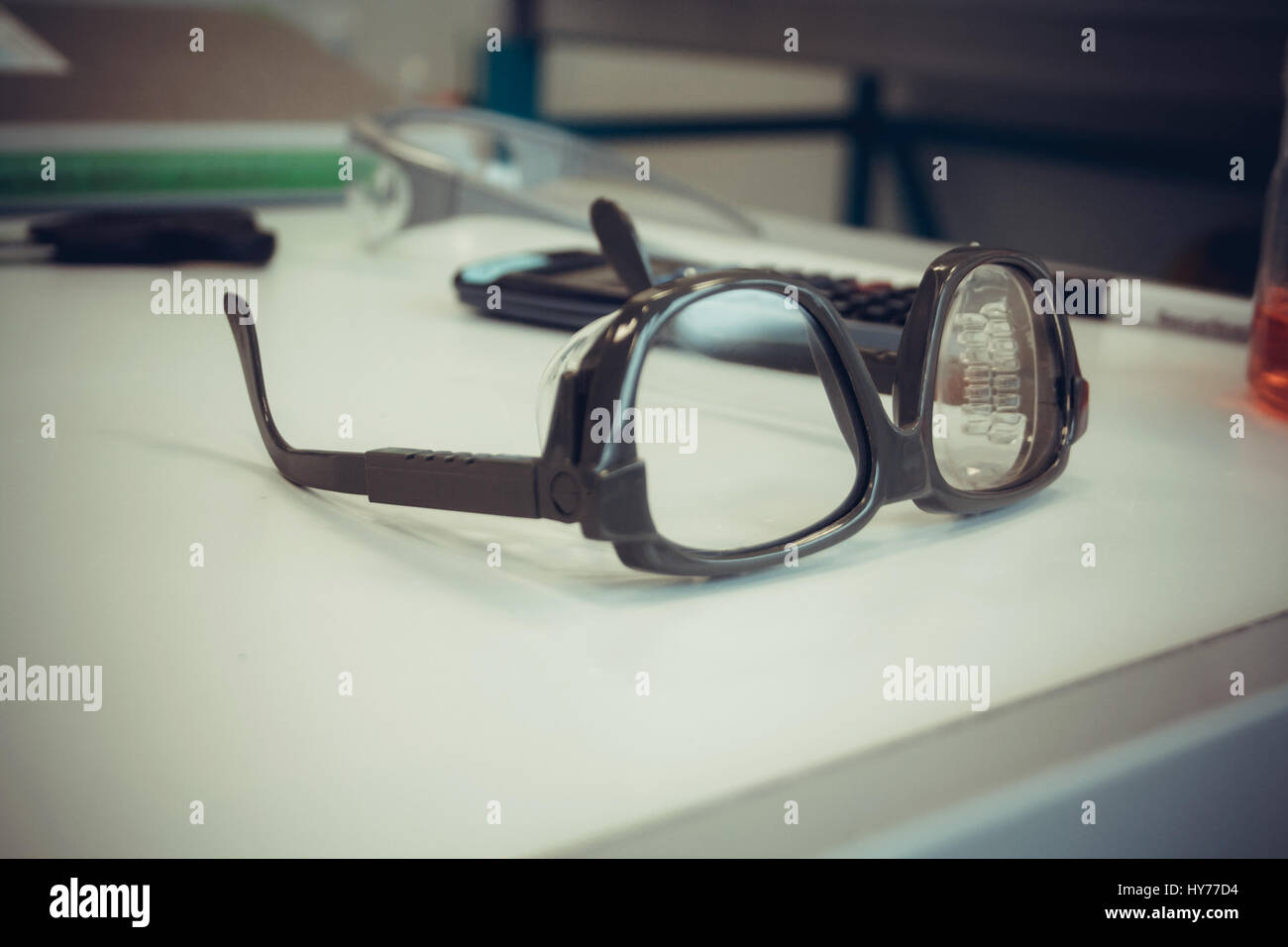 Retro-Laborgläsern bei Arbeit, soft focus Stockfoto Retro-Laborgläsern bei Arbeit, soft focus Stockfoto