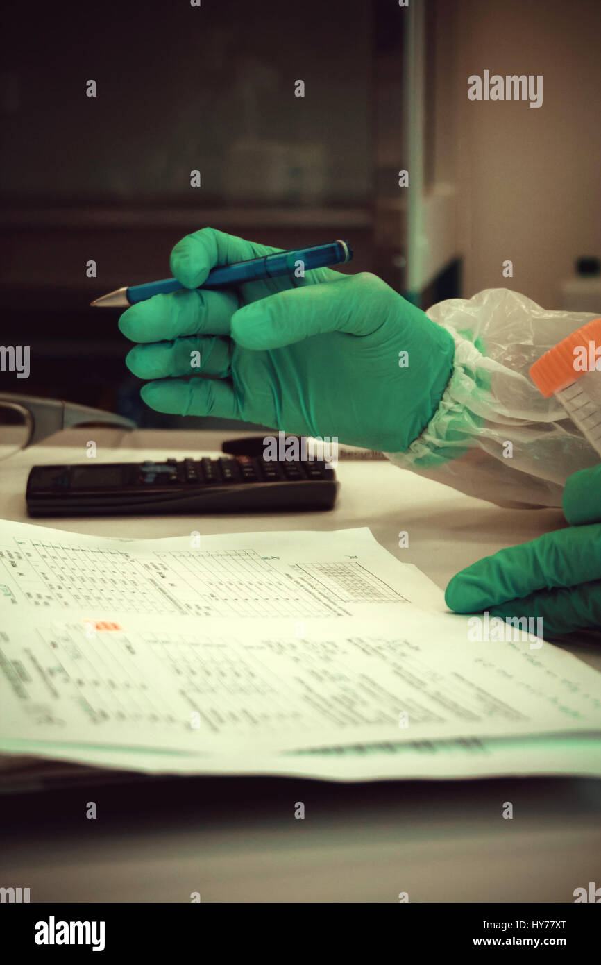 Lab Arbeiter schreibt Analysebericht, soft-Fokus Stockfoto Lab Arbeiter schreibt Analysebericht, soft-Fokus Stockfoto
