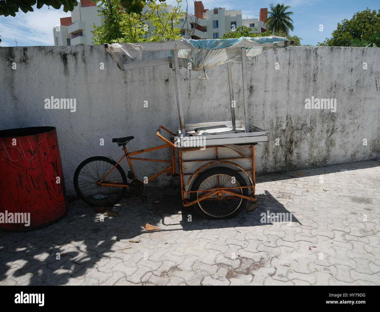 Drei Rädern Fahrrad für Markt mit einer Box und Lagerung für Eis und kleinen Dach. Stockfoto