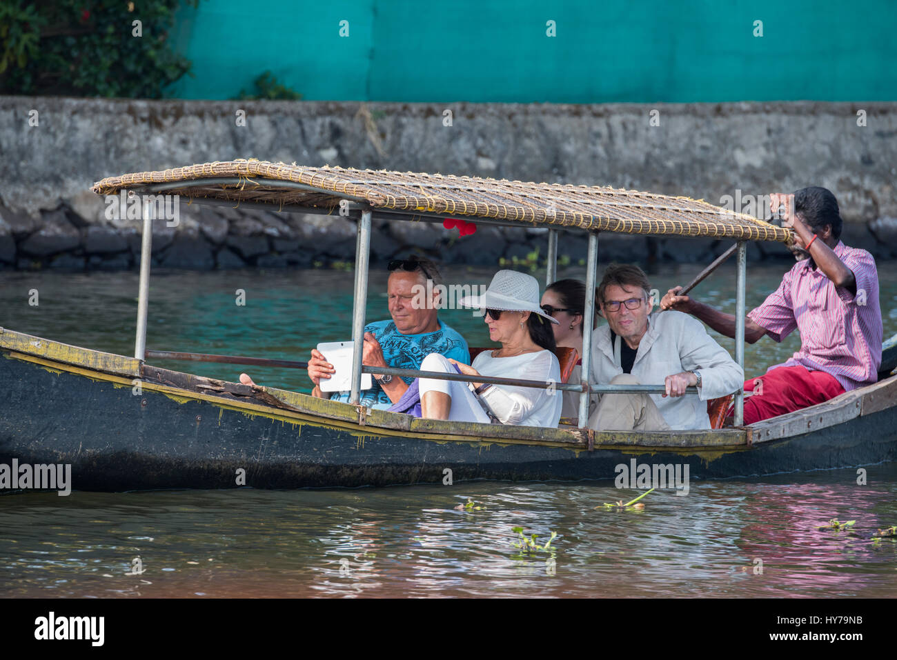 Indien, Bundesstaat Kerala aka Ernakulam, Allepey, der Backwaters. Typischen touristischen Sightseeing-Boot entlang des Kanals und Wasserstraßen der Backwaters. Stockfoto