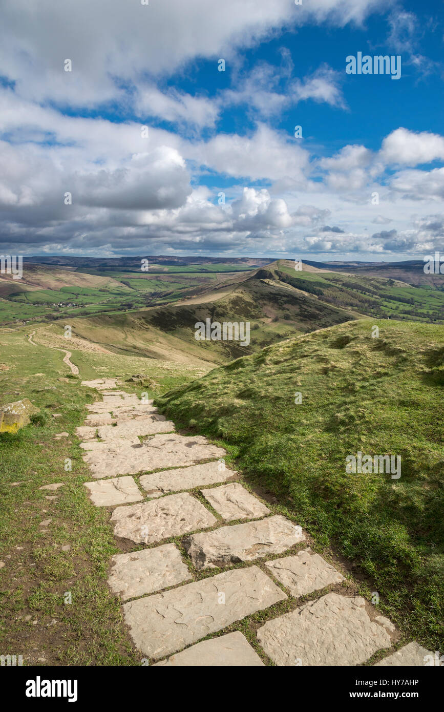 Gepflasterten Pfad auf die Gratwanderung von Mam Tor zu verlieren Hill im Peak District, Derbyshire, England. Stockfoto