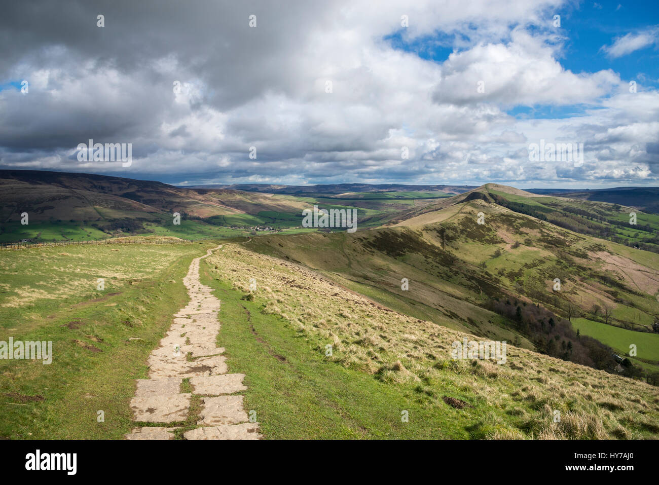 Gepflasterten Pfad auf die Gratwanderung von Mam Tor zu verlieren Hill im Peak District, Derbyshire, England. Stockfoto