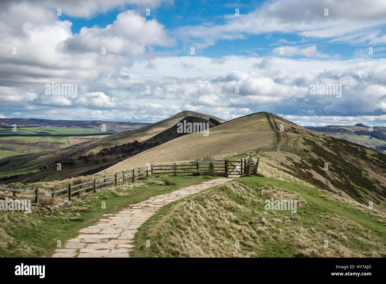 Gepflasterten Pfad auf die Gratwanderung von Mam Tor zu verlieren Hill im Peak District, Derbyshire, England. Stockfoto