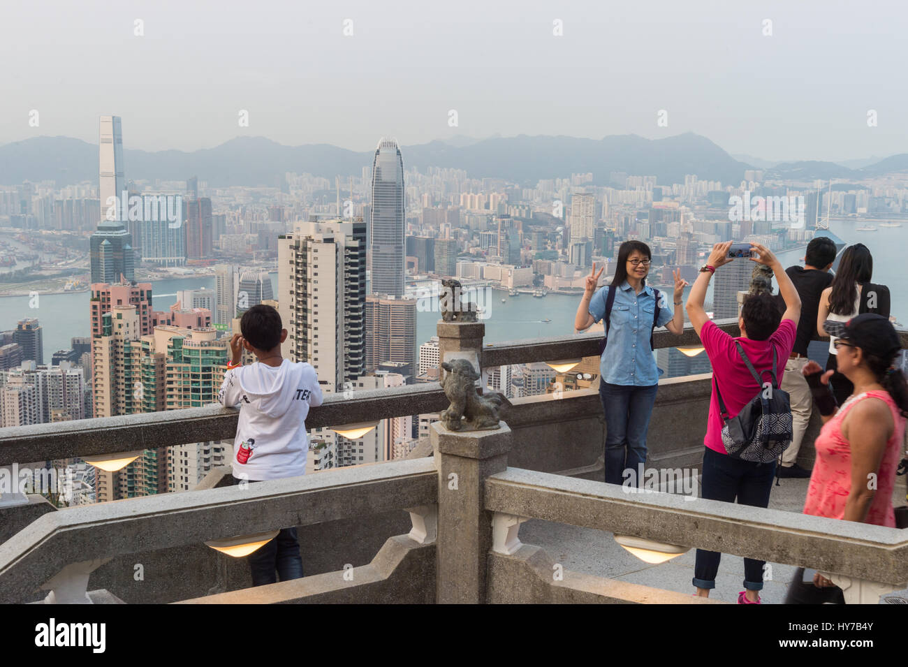 Hong Kong, China - 6. April 2015: Touristen Blick auf Skyline von Hong Kong aus Victoria Peak Stockfoto
