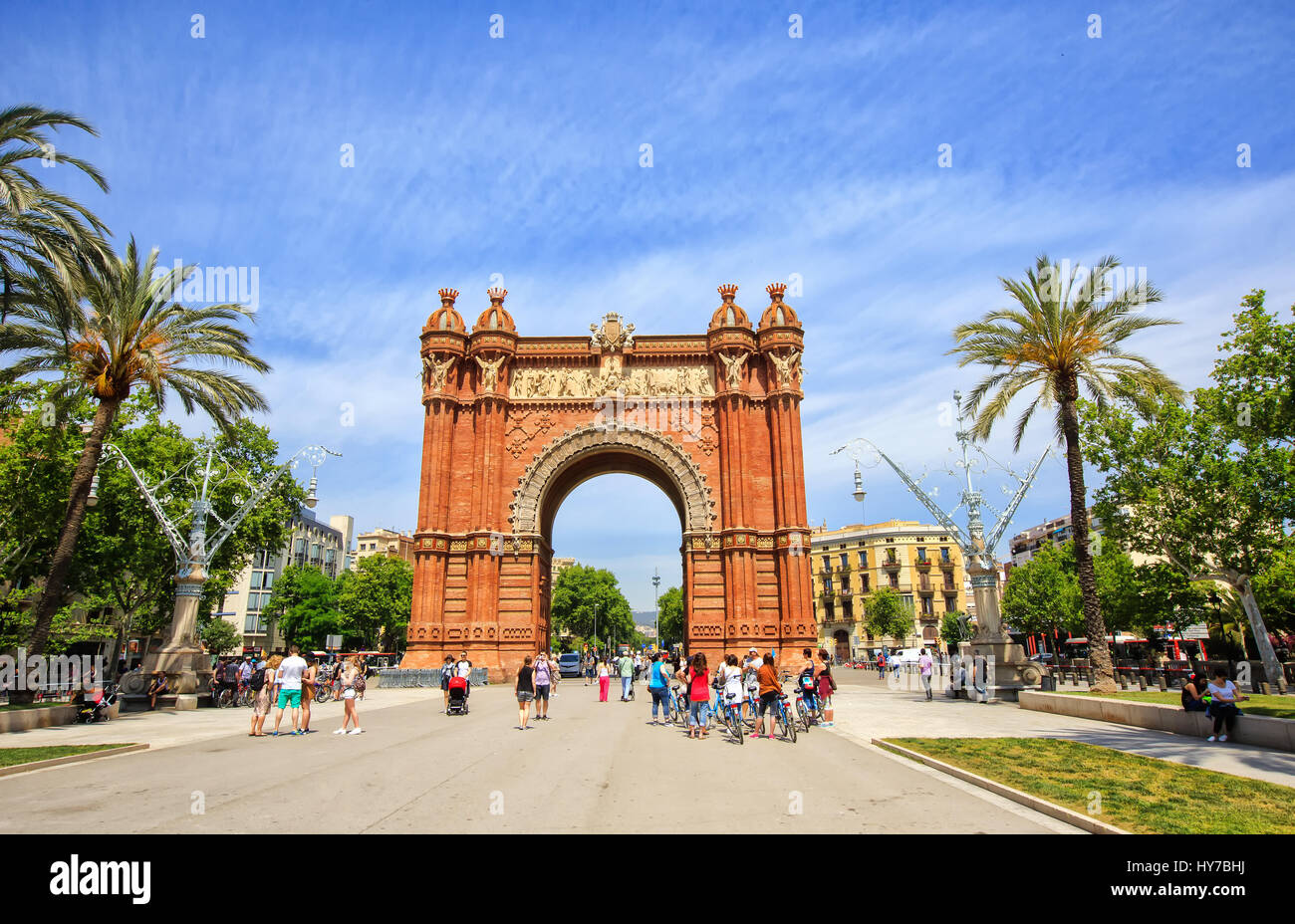 Barcelona, Spanien - 27. Mai 2016: viele Touristen in der Nähe von Arc de Triomphe am sonnigen Sommertag Stockfoto