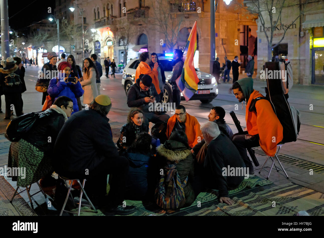 Israelis, die aus verschiedenen religiösen und politischen Hintergründe, die an einem Dialog Kreis in Zion Platz, ein Ort für politische Demonstrationen im Laufe von vielen Jahren verwendet. West Jerusalem Israel Stockfoto