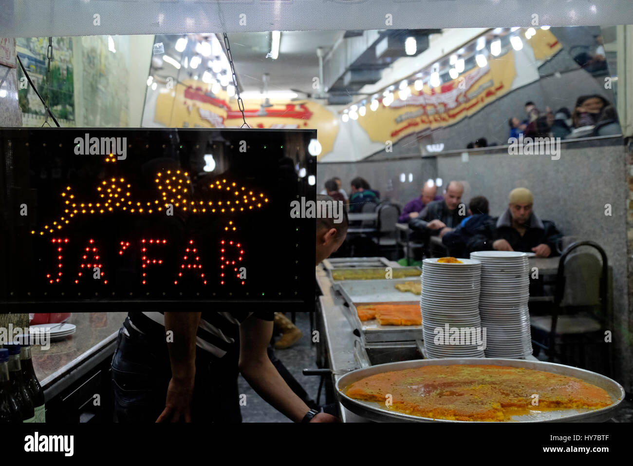 Die Menschen essen Ja'far oder Ja'far eine muslimische Pastry Shop Verkauf von Baklava, kanafeh und andere Backwaren in Beit Habad auch Khan az Zait Straße im muslimischen Viertel der Altstadt Ost Jerusalem Israel Stockfoto