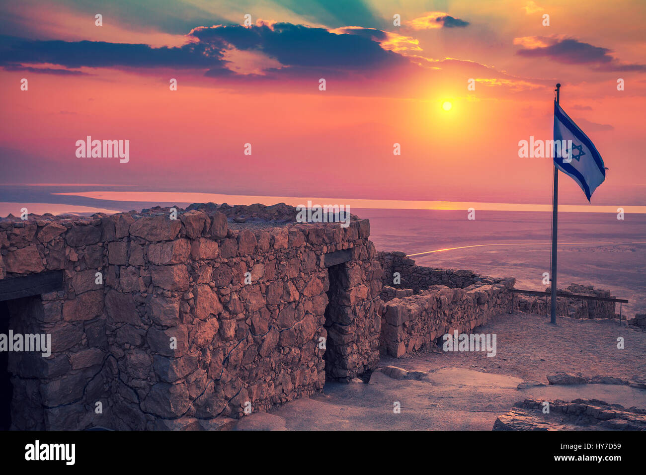 Wunderschönen Sonnenaufgang über Festung Masada. Ruinen des Palastes von König Herodes in der Judäischen Wüste. Stockfoto