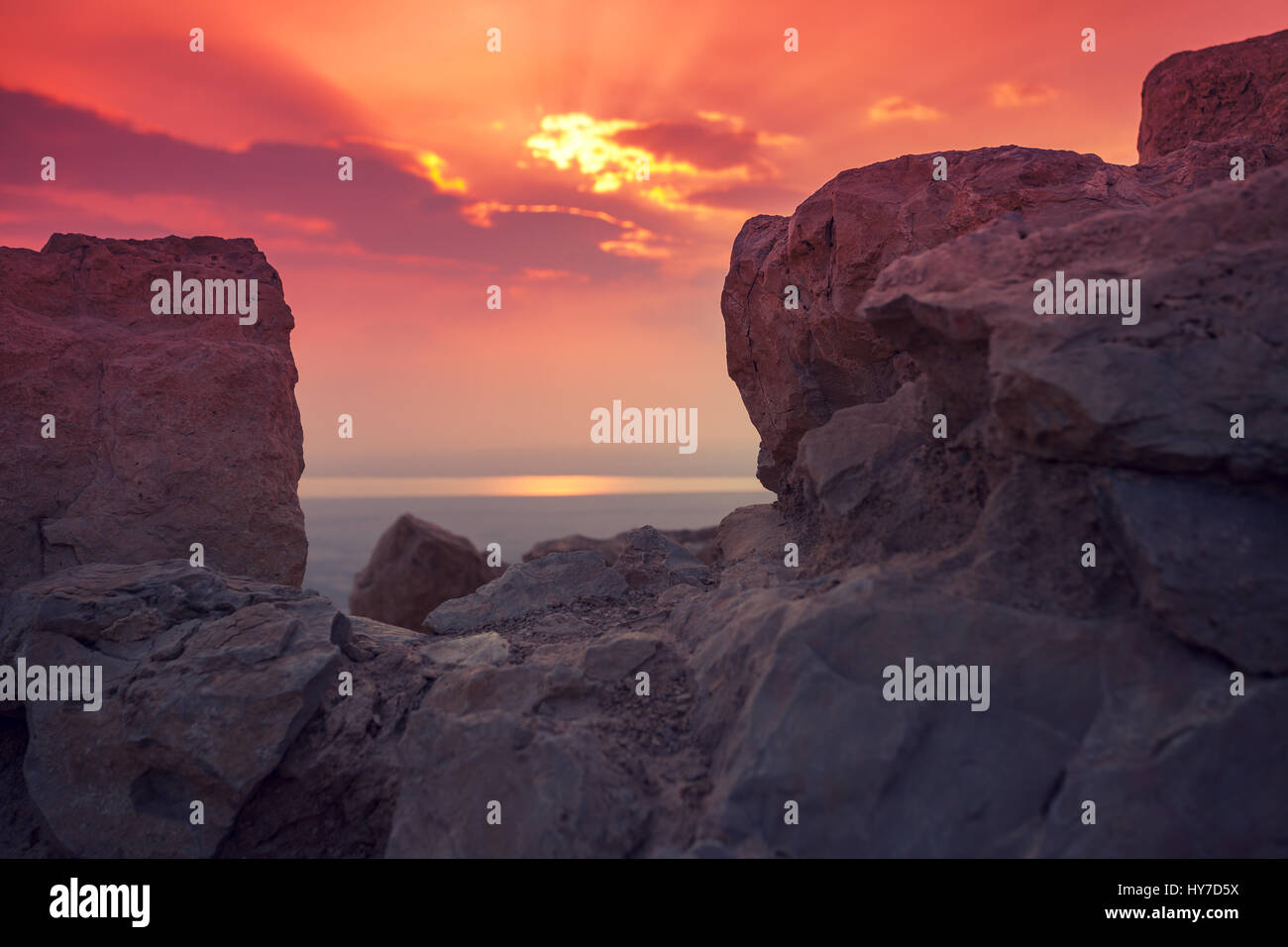 Wunderschönen Sonnenaufgang über Festung Masada. Ruinen des Palastes von König Herodes in der Judäischen Wüste. Stockfoto