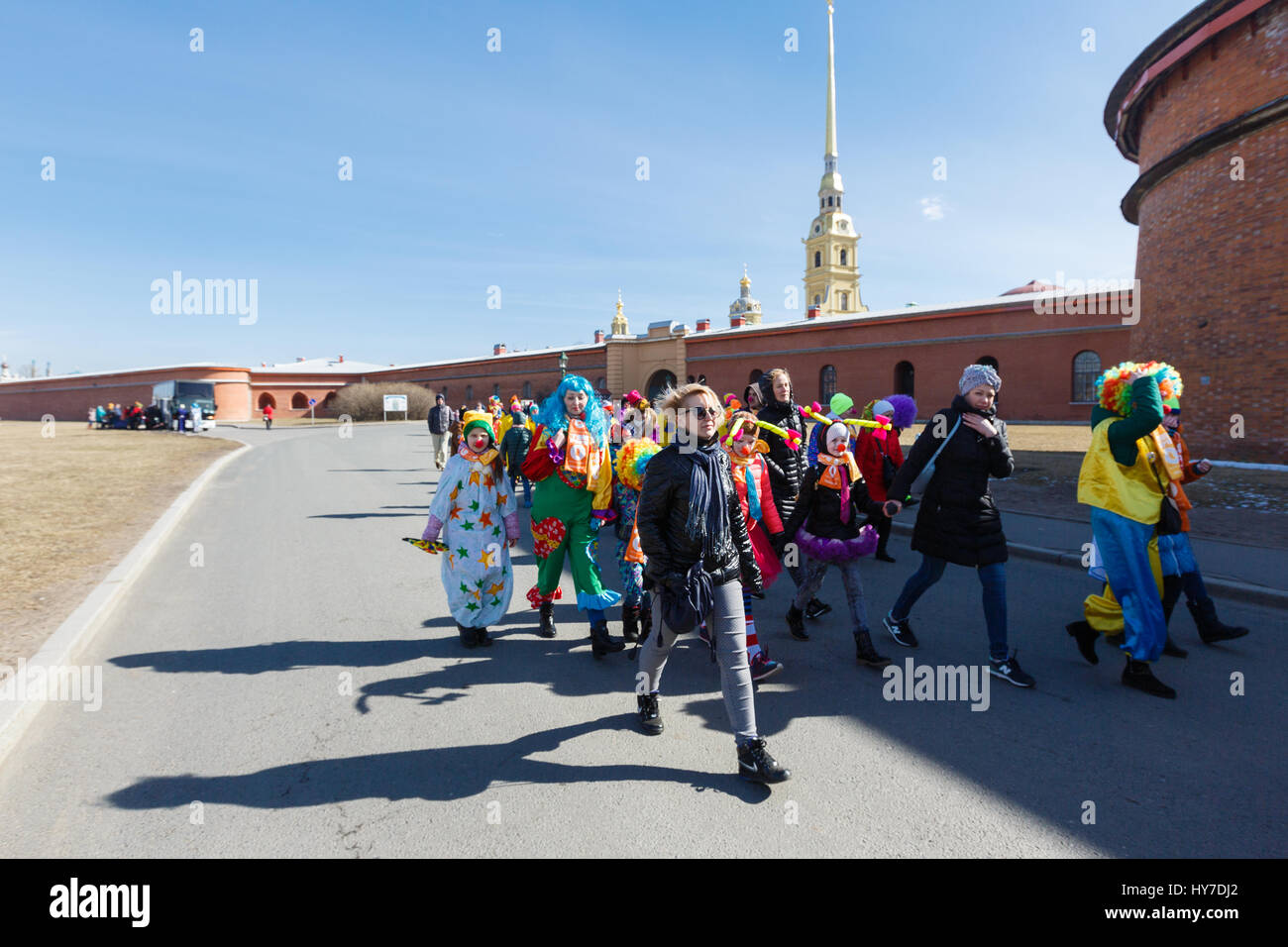 Sankt-Petersburg, Russland-1. April 2017: Prozession der Clowns auf lustige Festival XVI auf Peter und Paul Fortress Territorium Stockfoto