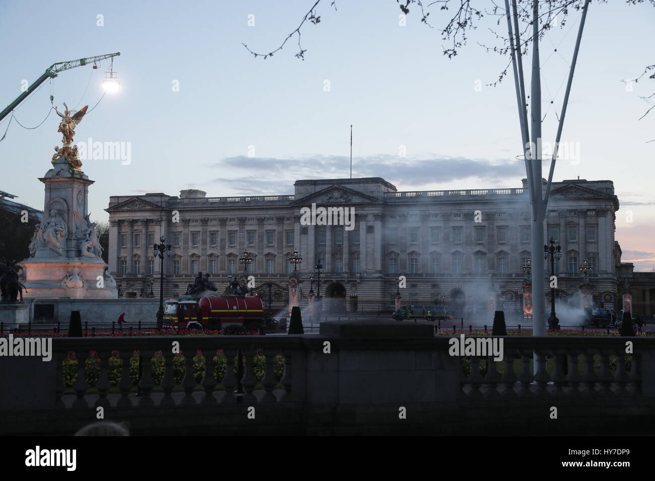 Eine Film-Crew bereitet sich auf eine Szene aus der Fortsetzung des Films Mary Poppins Renditen vor Buckingham Palace, Londoner film. Stockfoto