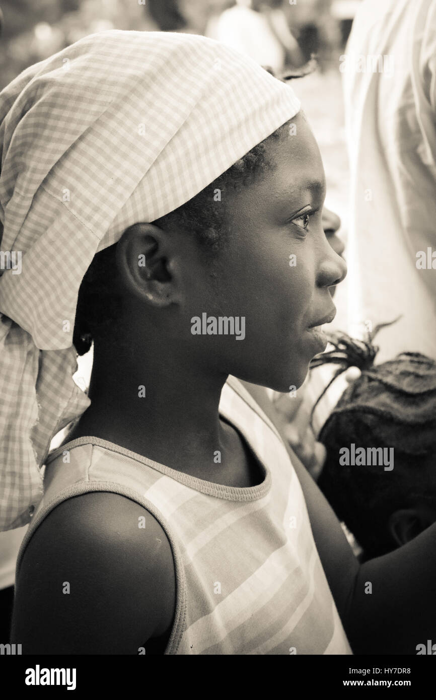 Junge Haitianerin in Linie an Klinik warten Stockfoto