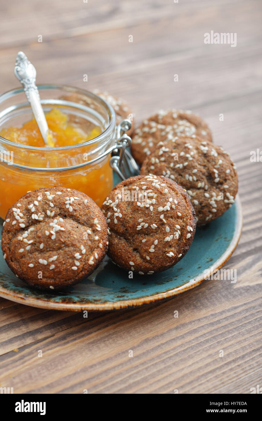 Protein Muffin (ohne Mehl) mit Sesam und Zucker frei Marillenmarmelade auf Platte closeup Stockfoto