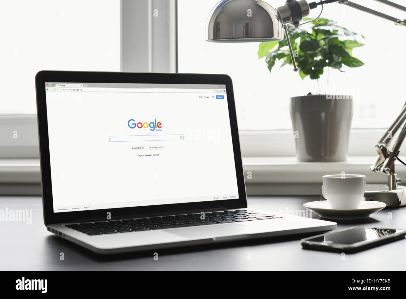 Kiew, Ukraine - 15. Mai 2016: Macbook Pro mit Google app auf dem Bildschirm. Größte Internetsuchmaschine Google. Google.com Domäne wurde September registriert. Stockfoto