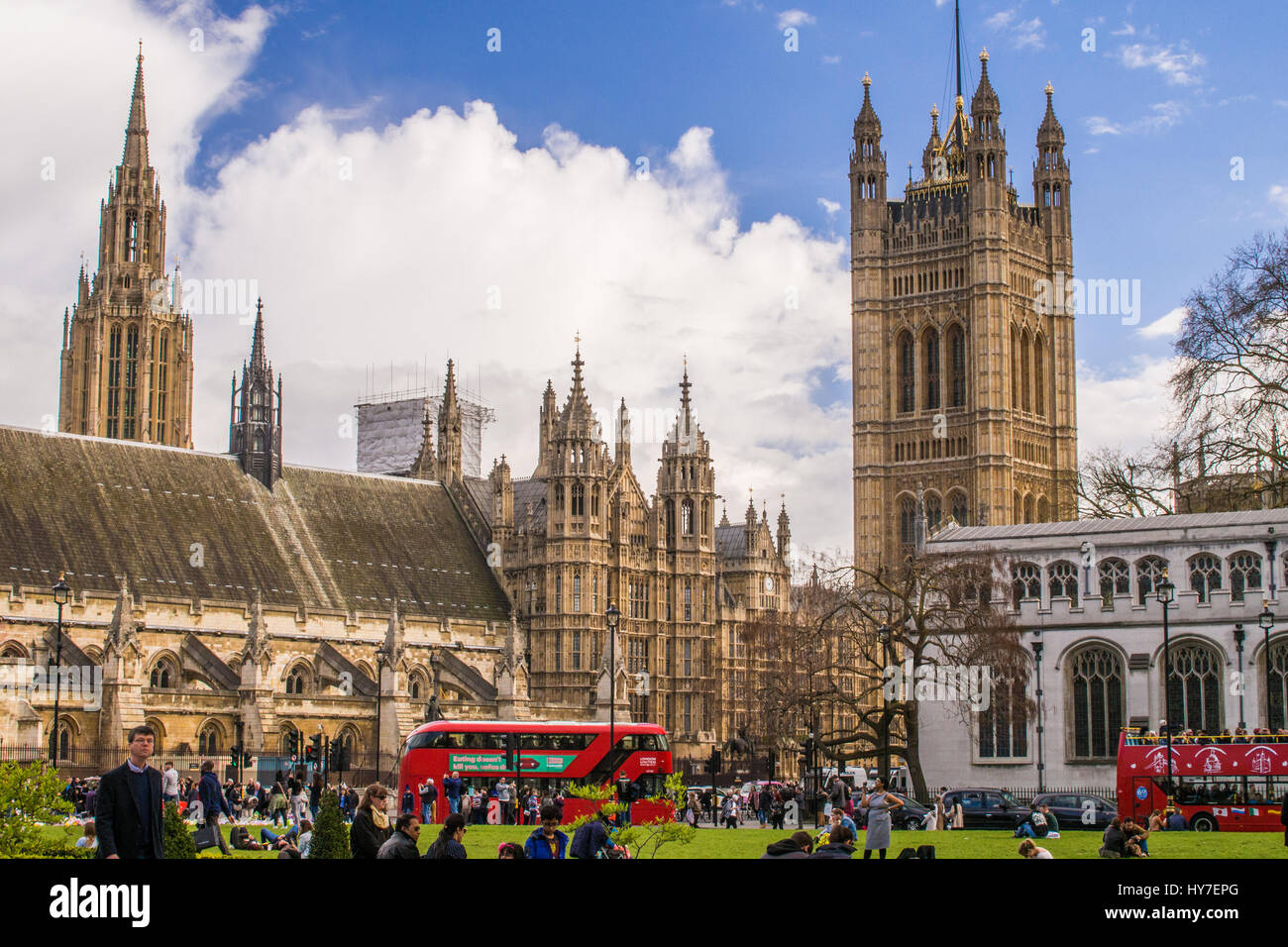 Westminster-Palast (Houses of Parliament) vom Parliament Square, London gesehen. Stockfoto