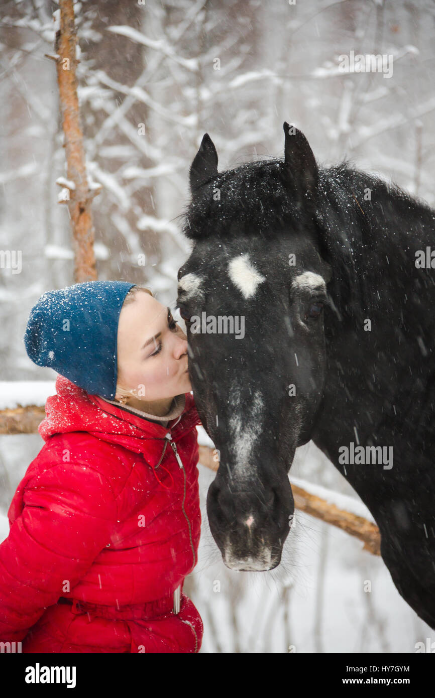 Frau küssen ein Pferd Stockfoto