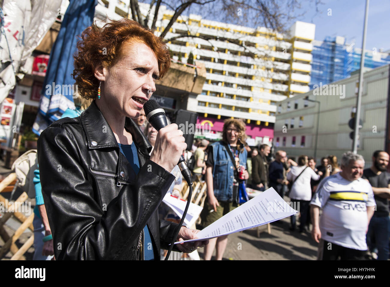 Berlin, Berlin, Deutschland. 1. April 2017. Bewohner Kundgebung gegen den Verkauf von '' Neue Kreuzberger Zentrum'' (NKZ) am Kottbusser Tor auf private, angeblich internationale Immobilien-Investor. Rund 1200 Menschen leben in 295 Mietobjekte im Gebäude, es wurde als Modellprojekt im Jahr 1974 eröffnet, es bald zu einem sozialen Brennpunkt. Bildnachweis: Jan Scheunert/ZUMA Draht/Alamy Live-Nachrichten Stockfoto