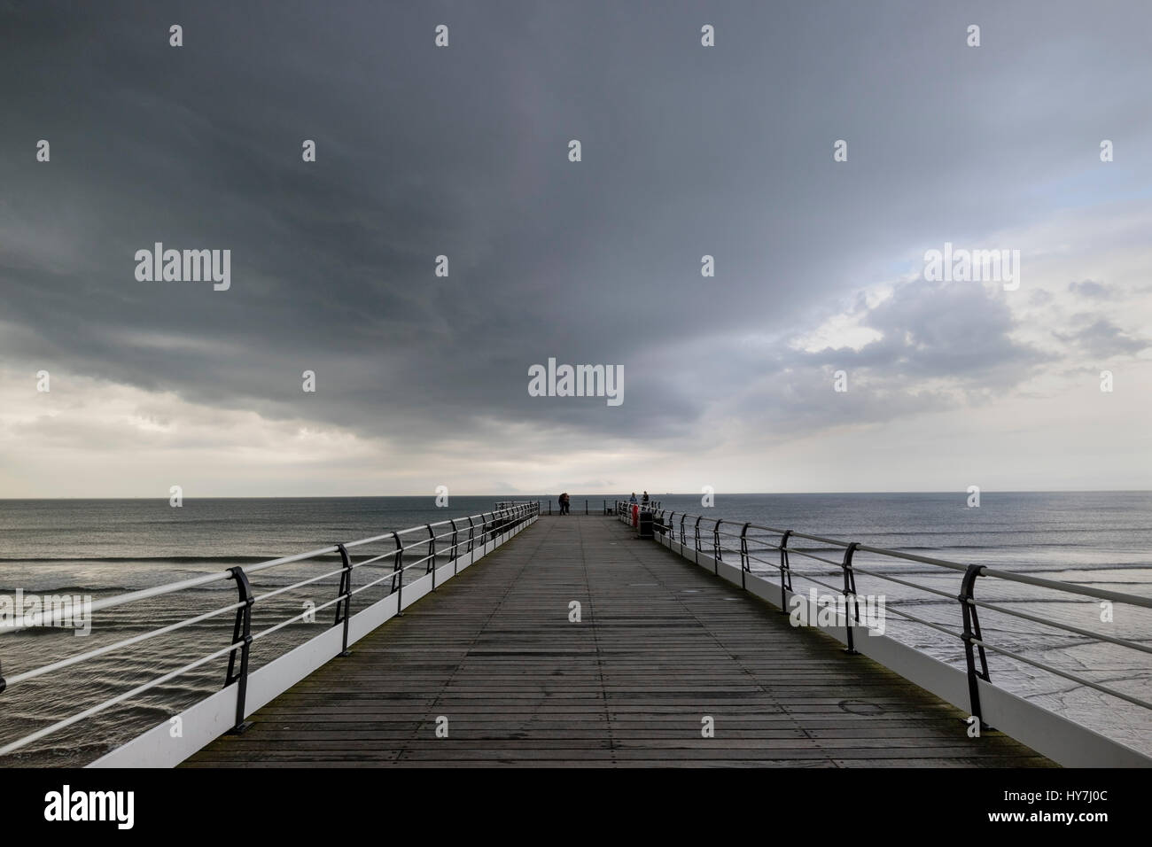 Saltburn-by-the-Sea, Cleveland, UK.  Samstag, 1. April 2017. Großbritannien Wetter.  Schwere April Schauer und Gewitter betroffen Teile der Küste von Nordostengland heute Nachmittag. Bildnachweis: David Forster/Alamy Live-Nachrichten Stockfoto