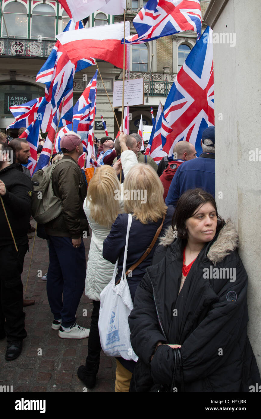London, UK. 1. April 2017. Großbritanniens erste Unterstützer während einer Protestaktion mit dem Titel "London Marsch gegen den Terrorismus" als Reaktion auf den März 22 Westminster Terrorangriff Credit: Thabo Jaiyesimi/Alamy Live News Stockfoto