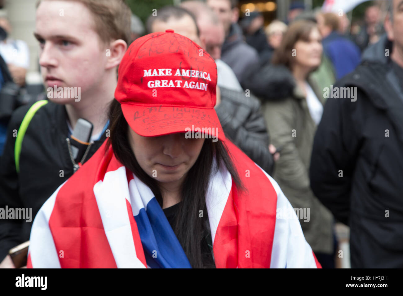 London, UK. 1. April 2017. Eine Frau hält eine Donald Trump Kampagne Hut während einer Protestaktion mit dem Titel "London Marsch gegen den Terrorismus" als Reaktion auf den Marsch 22 Westminster Terror-Anschlag Credit: Thabo Jaiyesimi/Alamy Live News Stockfoto