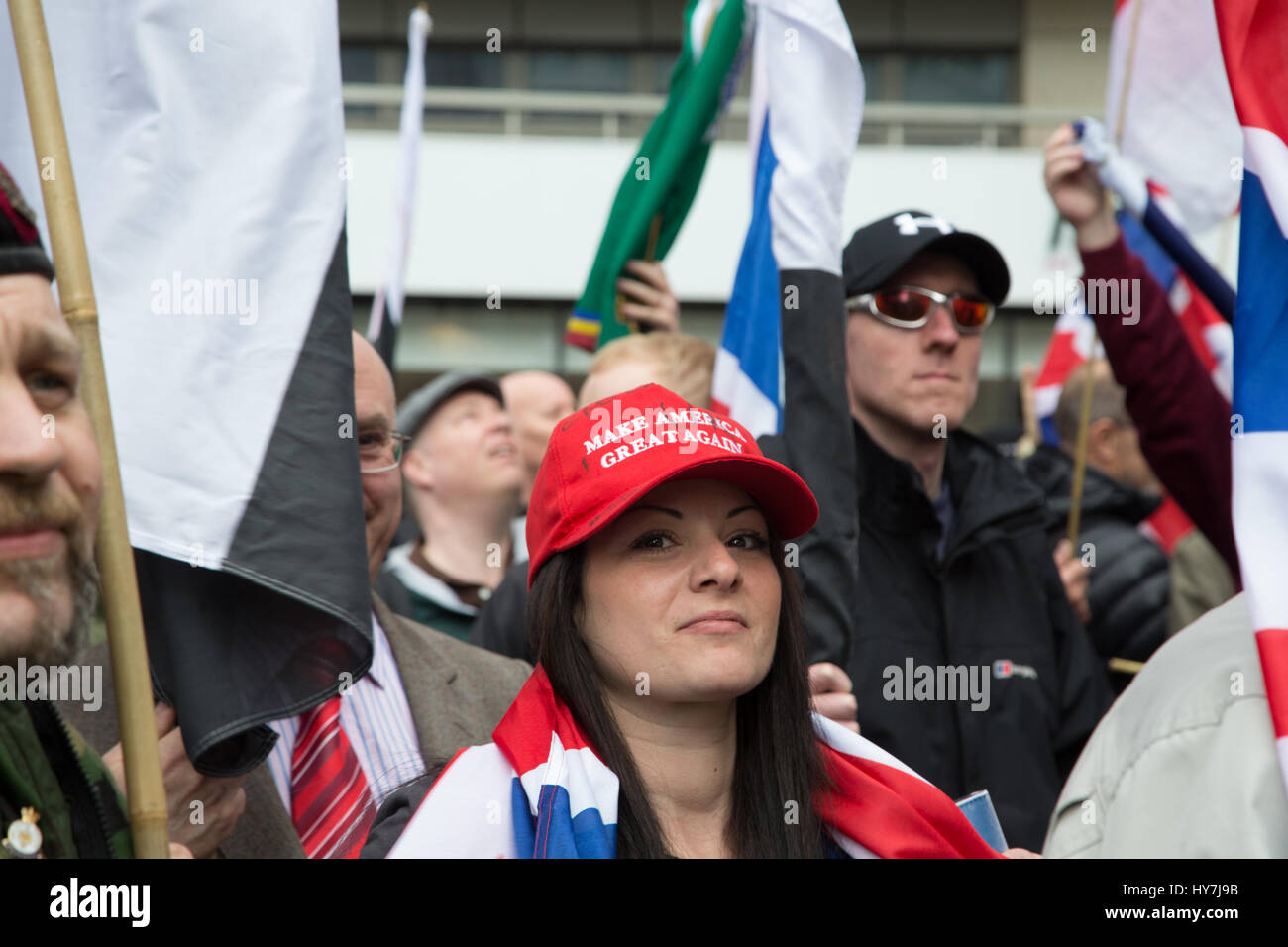 London, UK. 1. April 2017. eine Frau trägt einen Donald Trump Kampagne Hut während einer Protestaktion mit dem Titel "London Marsch gegen den Terrorismus" als Reaktion auf den März 22 Westminster Terrorangriff Credit: Thabo Jaiyesimi/Alamy Live News Stockfoto