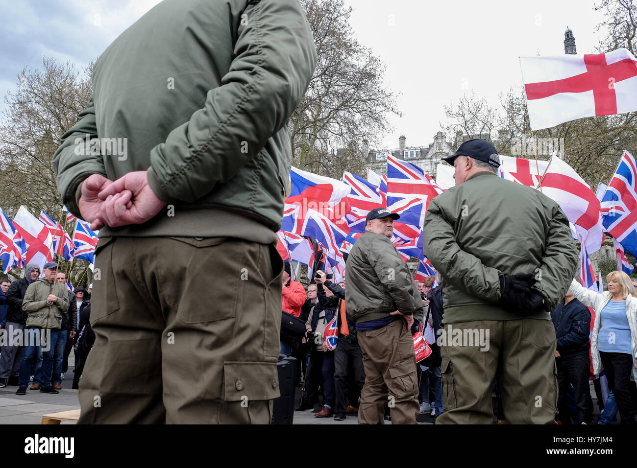 London, UK. 1. April 2017. Eine riesige Polizeipräsenz in London als der rechtsradikalen Gruppen "Brite erste ' und"EDL"marschiert aber Zentrum von London. Der Marsch wurde auch durch eine Theke Demonstration von Ani-Faschisten Demonstranten entgegengesetzt. Bildnachweis: Jay Shaw-Baker/Alamy Live-Nachrichten Stockfoto