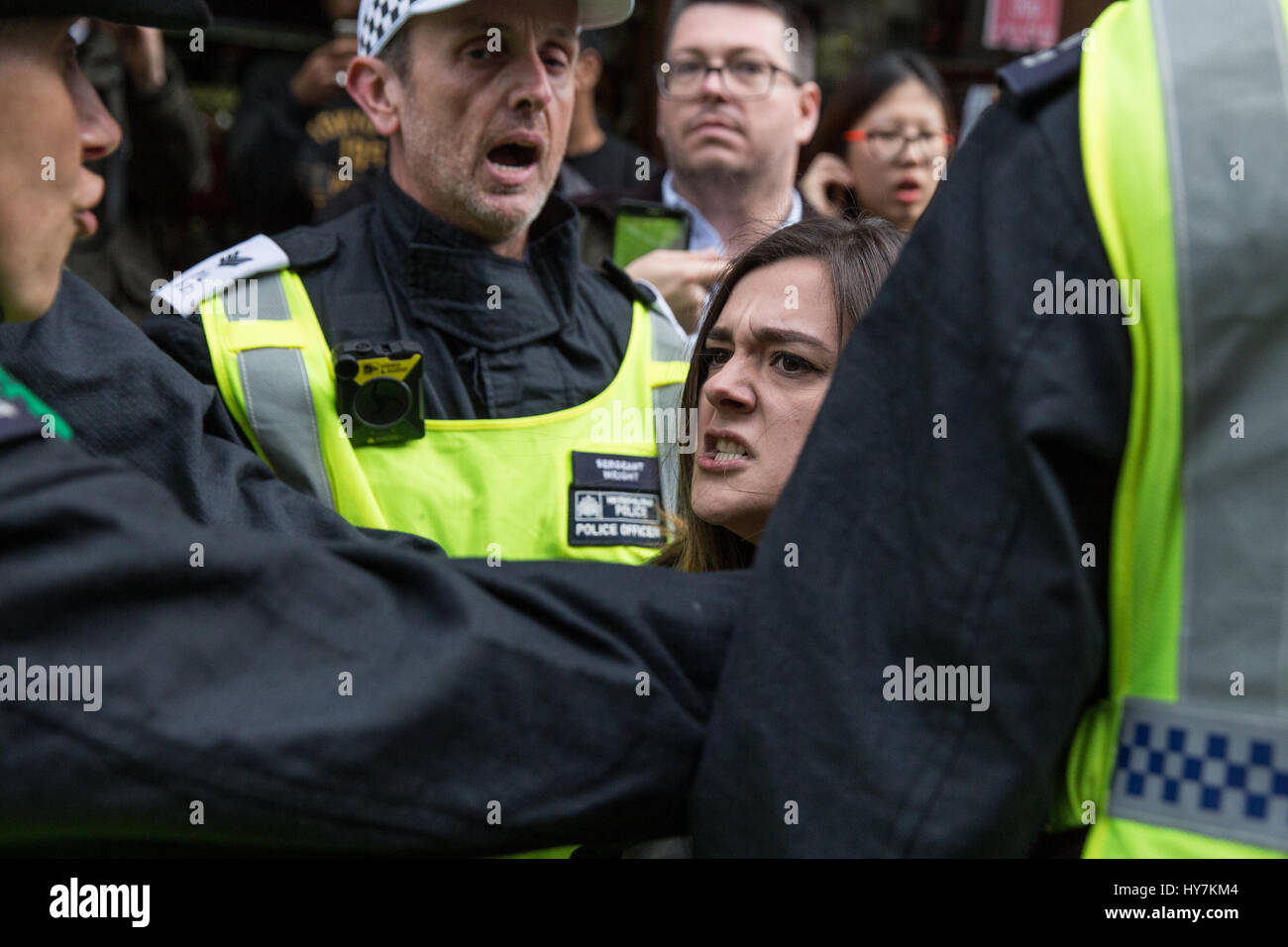 London, UK. 1. April 2017. Polizisten schieben eine weibliche antifaschistischen Protest gegen Aufmärsche von rechtsextremen Gruppen Britain First und die English Defence League. Bildnachweis: Mark Kerrison/Alamy Live-Nachrichten Stockfoto