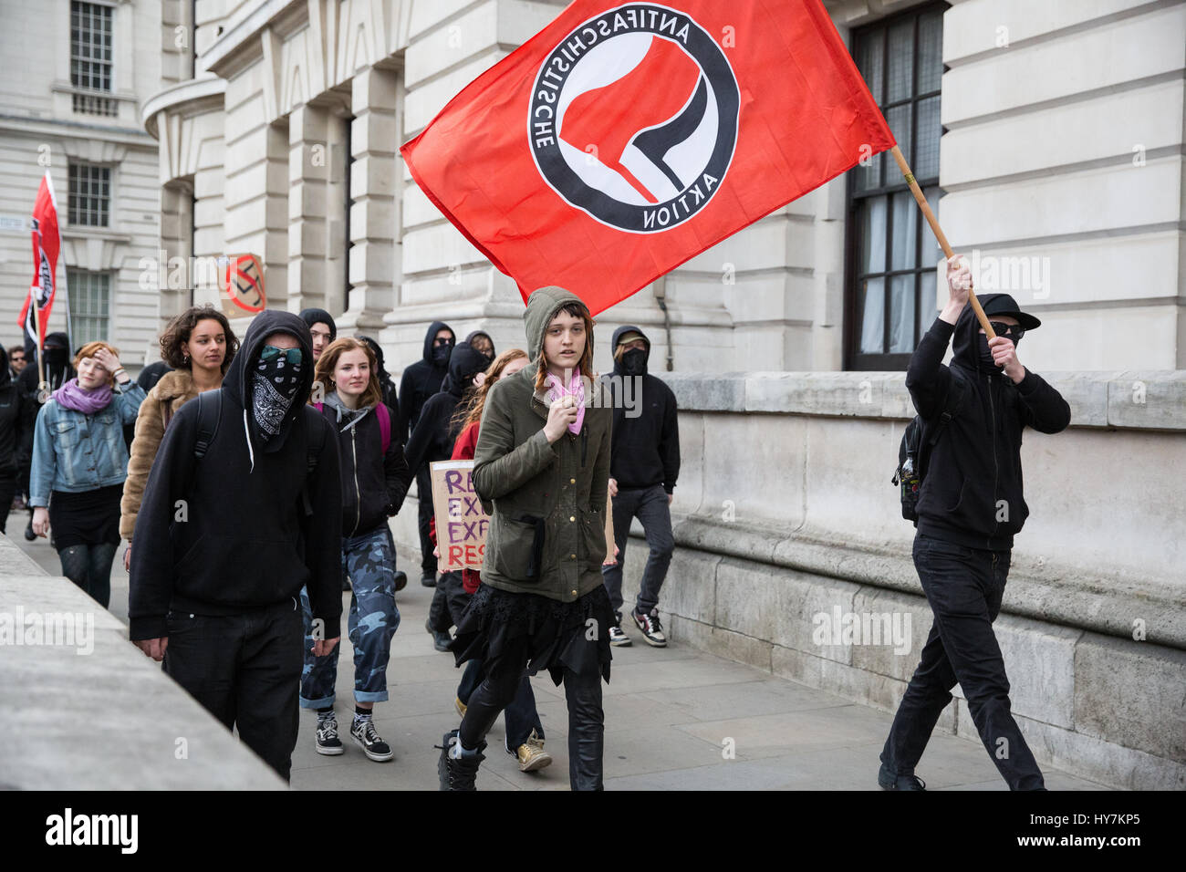 London, UK. 1. April 2017. Antifaschisten bewegen entlang Whitehall auf einen dafür vorgesehenen statischen Protest-Punkt auf der Victoria Embankment. Bildnachweis: Mark Kerrison/Alamy Live-Nachrichten Stockfoto