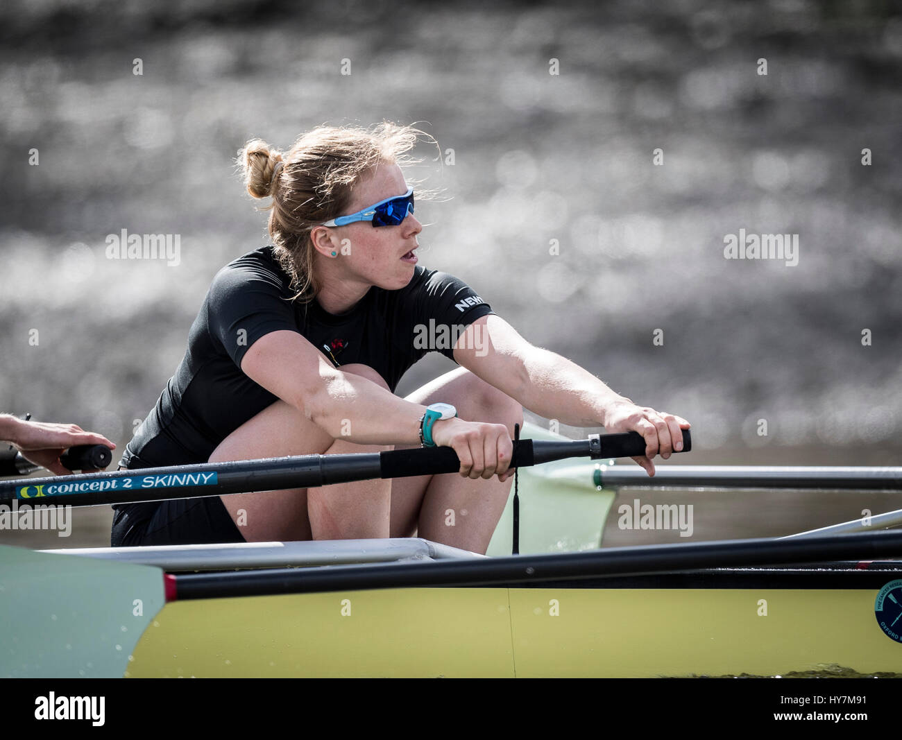 London, UK. 1. April 2017. Cambridge University Women Boat Club auf eine endgültige Praxis Ausflug vor der Cancer Research UK Regatten am 2. April 2017 stattfinden.  Crew-Liste:-CUWBC blaues Boot: (NB tragen viele der Besatzung zum verwechseln überwiegend dunkelblau aber Cox ist in hellem Blau und es ist das Cambridge Blau Boot, das abgebildet ist!) Bogen: Bogen: Ashton Brown, 2: Imogen Grant, 3: Claire Lambe, 4: Anna Dawson, 5: Holly Hill, 6: Alice weiß, 7: Myriam Goudet, Schlaganfall: Melissa Wilson, Cox: Matthew Holland. Trainer: Rob Baker. Bildnachweis: Duncan Grove/Alamy Live-Nachrichten Stockfoto