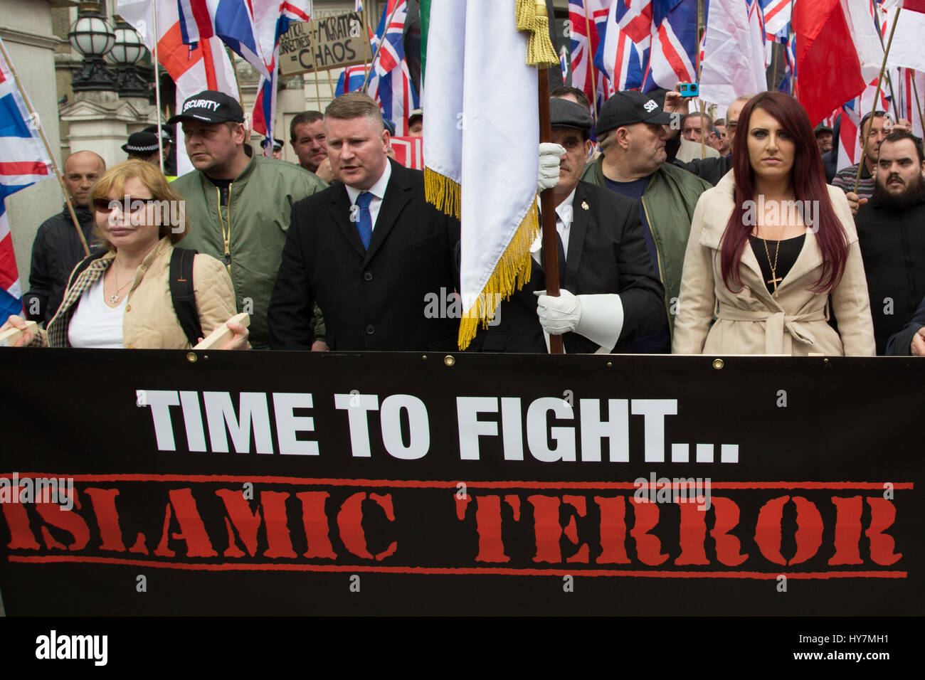London UK 1. April 2017 Britain First Führer Paul Golding (L) und Jayda Fransen während einer Protestaktion mit dem Titel "London marschieren gegen den Terrorismus" als Antwort bis 22. März Westminster Terror-Anschlag. Stockfoto