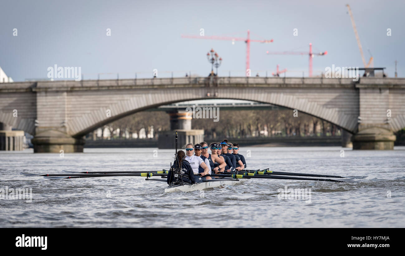 London, UK. 1. April 2017. Oxford University Women Boat Club einem Praxis-Ausflug vor der Cancer Research UK Regatten am 2. April 2017 stattfinden.  Crew-Liste:-Blaues Boot OUWBC: Bogen: Flo Pickles, 2: Alice Roberts, 3: Rebecca Esselstein, 4: Rebecca Te Wasser Naude, 5: Harriet Austin, 6: Chloe Laverack, 7: Emily Cameron, Schlaganfall: Jenna Hebert, Cox: Eleanor Shearer. Trainer: Ali Williams. Bildnachweis: Duncan Grove/Alamy Live-Nachrichten Stockfoto