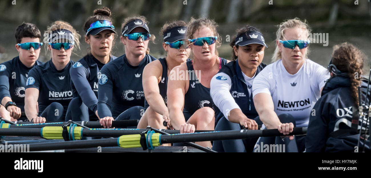 London, UK. 1. April 2017. Oxford University Women Boat Club einem Praxis-Ausflug vor der Cancer Research UK Regatten am 2. April 2017 stattfinden.  Crew-Liste:-Blaues Boot OUWBC: Bogen: Flo Pickles, 2: Alice Roberts, 3: Rebecca Esselstein, 4: Rebecca Te Wasser Naude, 5: Harriet Austin, 6: Chloe Laverack, 7: Emily Cameron, Schlaganfall: Jenna Hebert, Cox: Eleanor Shearer. Trainer: Ali Williams. Bildnachweis: Duncan Grove/Alamy Live-Nachrichten Stockfoto