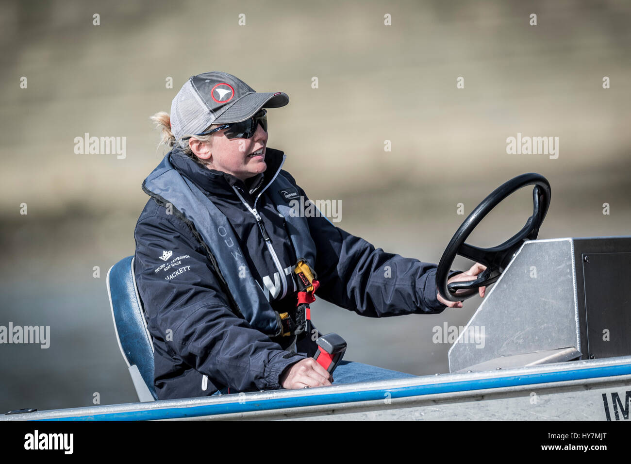 London, UK. 1. April 2017. Oxford University Women Boat Club einem Praxis-Ausflug vor der Cancer Research UK Regatten am 2. April 2017 stattfinden.  Im Bild:-Coach Ali Williams.   Crew-Liste:-Blaues Boot OUWBC: Bogen: Flo Pickles, 2: Alice Roberts, 3: Rebecca Esselstein, 4: Rebecca Te Wasser Naude, 5: Harriet Austin, 6: Chloe Laverack, 7: Emily Cameron, Schlaganfall: Jenna Hebert, Cox: Eleanor Shearer. Trainer: Ali Williams. Bildnachweis: Duncan Grove/Alamy Live-Nachrichten Stockfoto