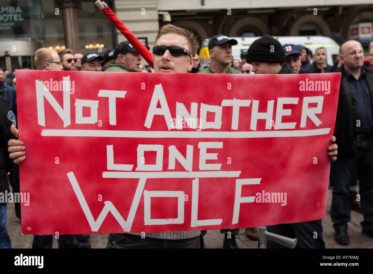 London, Großbritannien. der 1. April 2017. Die kleine britische ersten März in Central London met starker Widerstand Anti-facists und einem großen Polizeiaufgebot. David Rowe/alamy Leben Nachrichten. Stockfoto