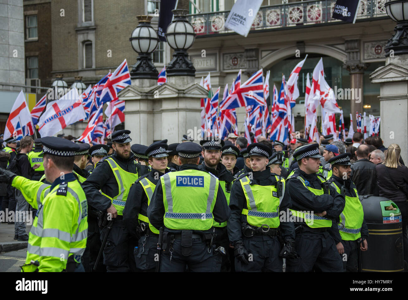 London, Großbritannien. der 1. April 2017. Die kleine britische ersten März in Central London met starker Widerstand Anti-facists und einem großen Polizeiaufgebot. David Rowe/alamy Leben Nachrichten. Stockfoto