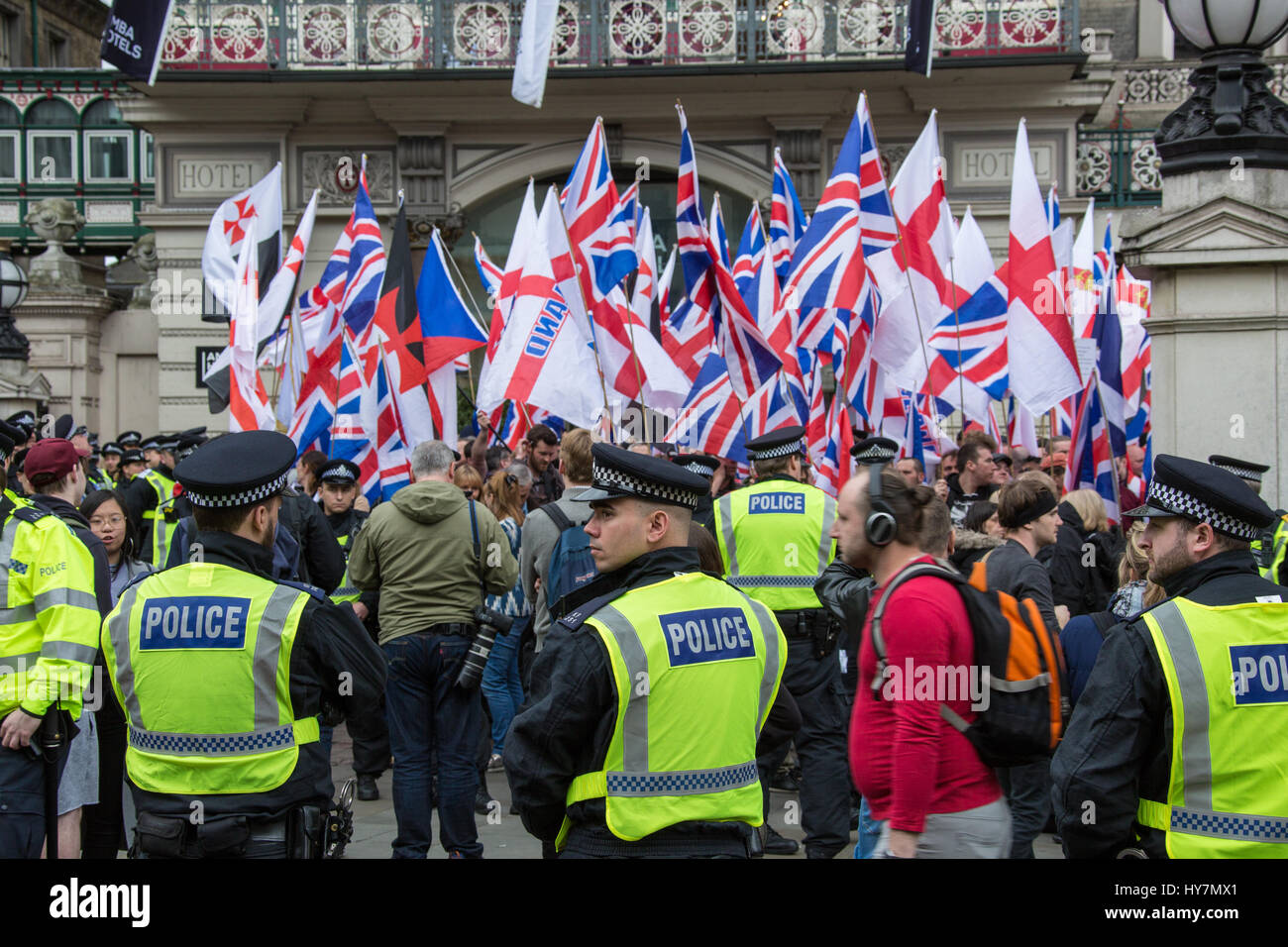 London, Großbritannien. der 1. April 2017. Die kleine britische ersten März in Central London met starker Widerstand Anti-facists und einem großen Polizeiaufgebot. David Rowe/alamy Leben Nachrichten. Stockfoto