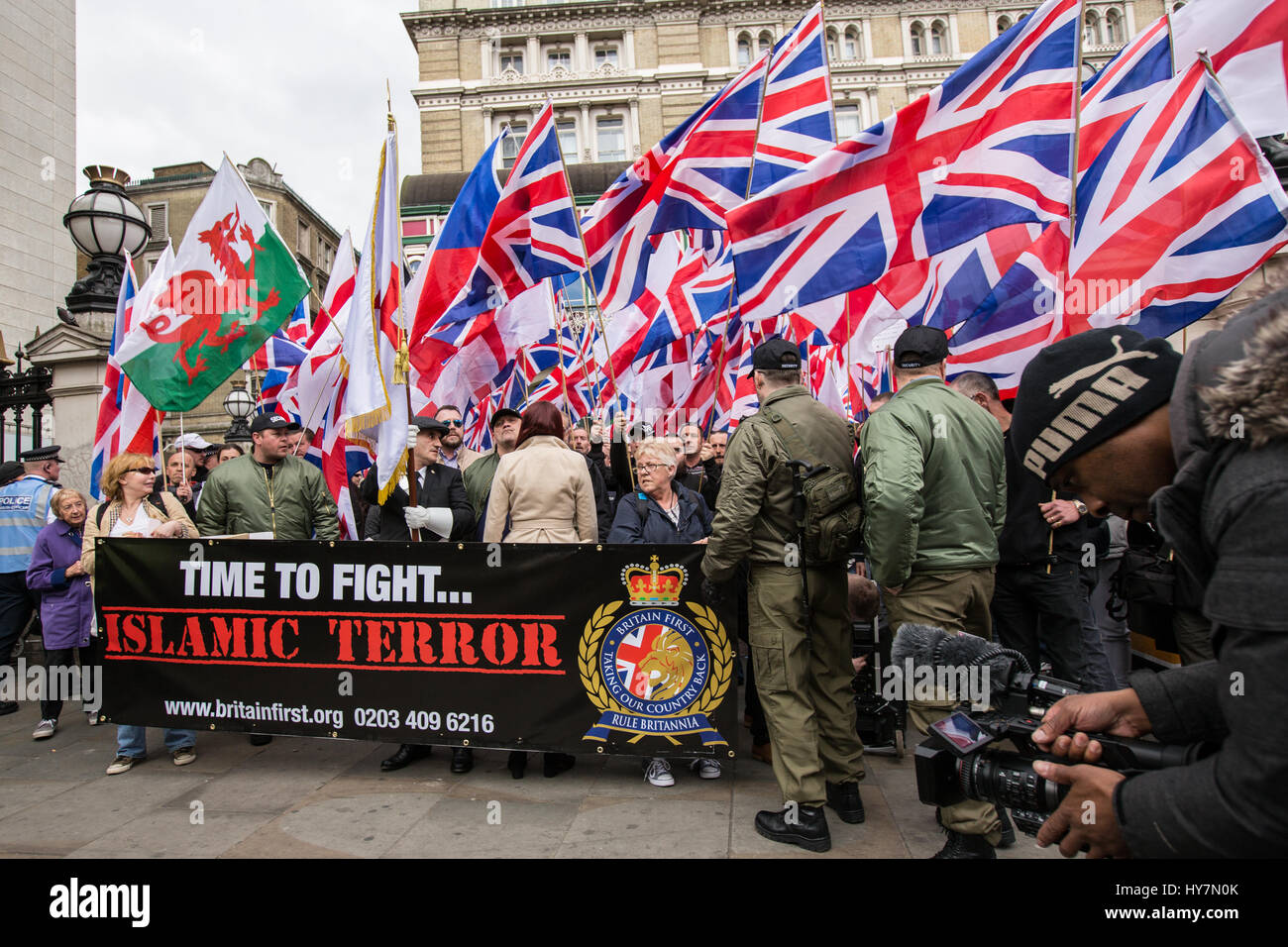 London, Großbritannien. der 1. April 2017. Die kleine britische ersten März in Central London met starker Widerstand Anti-facists und einem großen Polizeiaufgebot. David Rowe/alamy Leben Nachrichten. Stockfoto