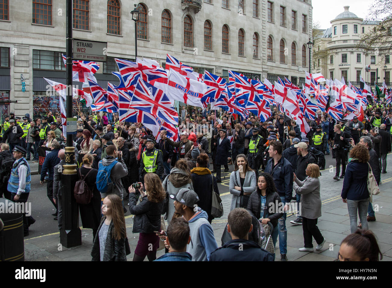 London, Großbritannien. der 1. April 2017. Die kleine britische ersten März in Central London met starker Widerstand Anti-facists und einem großen Polizeiaufgebot. David Rowe/alamy Leben Nachrichten. Stockfoto