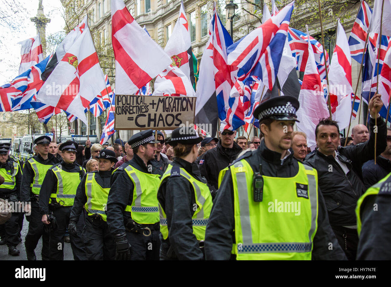 London, Großbritannien. der 1. April 2017. Die kleine britische ersten März in Central London met starker Widerstand Anti-facists und einem großen Polizeiaufgebot. David Rowe/alamy Leben Nachrichten. Stockfoto